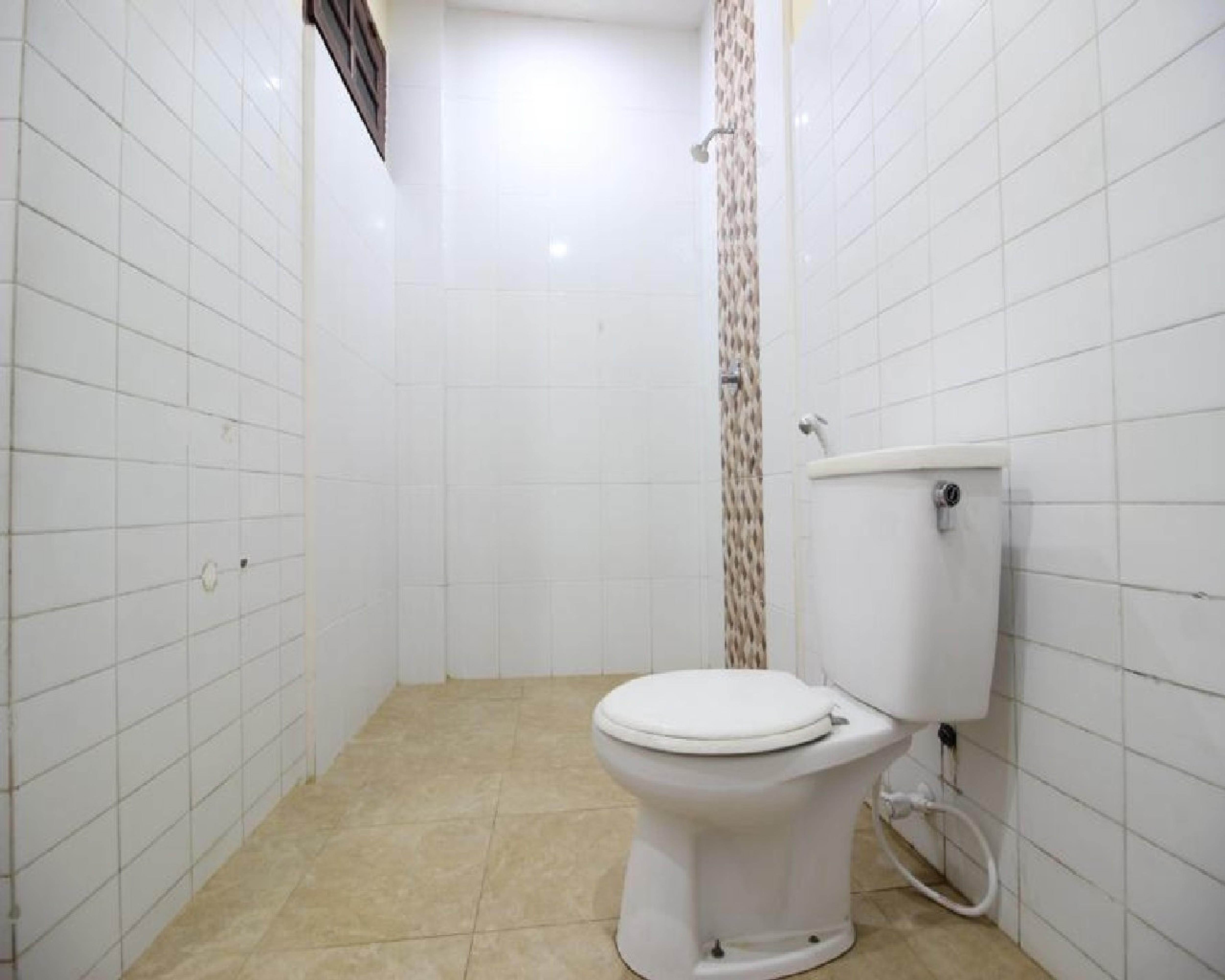 Отель Reddoorz @ Mantrijeron 2 Джокьякарта Экстерьер фото