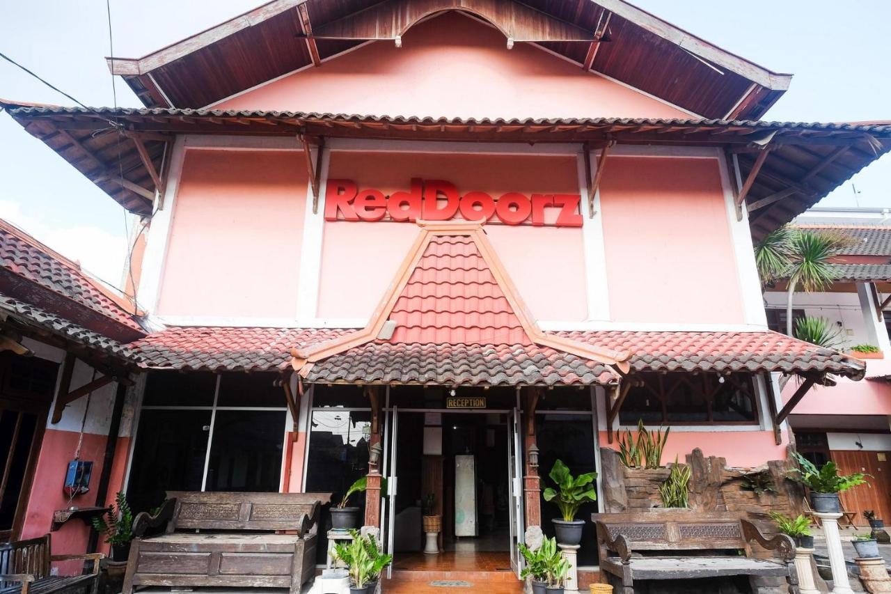 Отель Reddoorz @ Mantrijeron 2 Джокьякарта Экстерьер фото